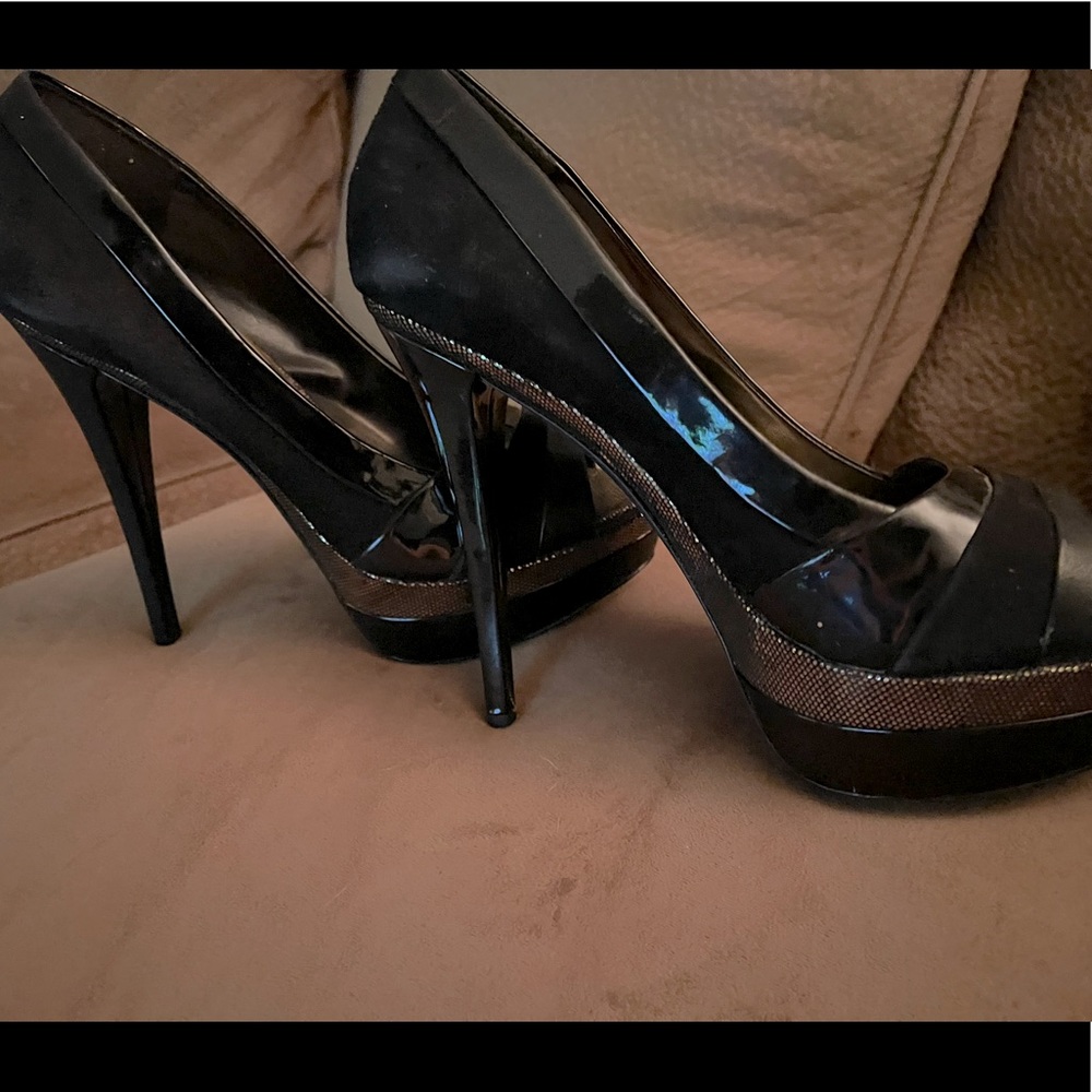 Jessica Simpson’s black and gold heels
